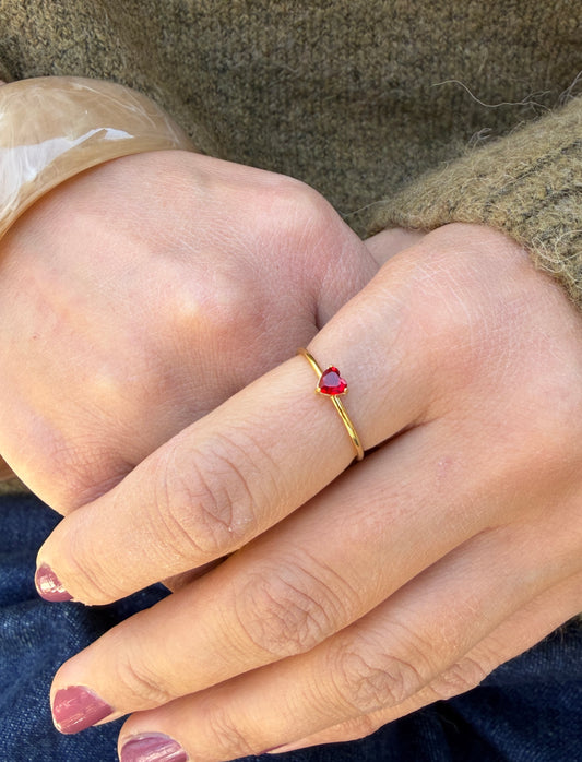 ADELE CPH DENMARK - Simple ring med mini rød zinkon. Vandfast