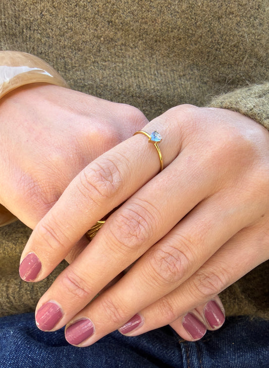 ADELE CPH DENMARK - Simple ring med mini lysblå zinkon. Vandfast