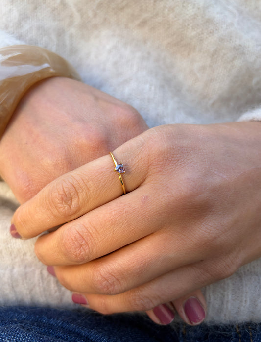 ADELE CPH DENMARK - Simple ring med mini mørkelilla zinkon. Vandfast