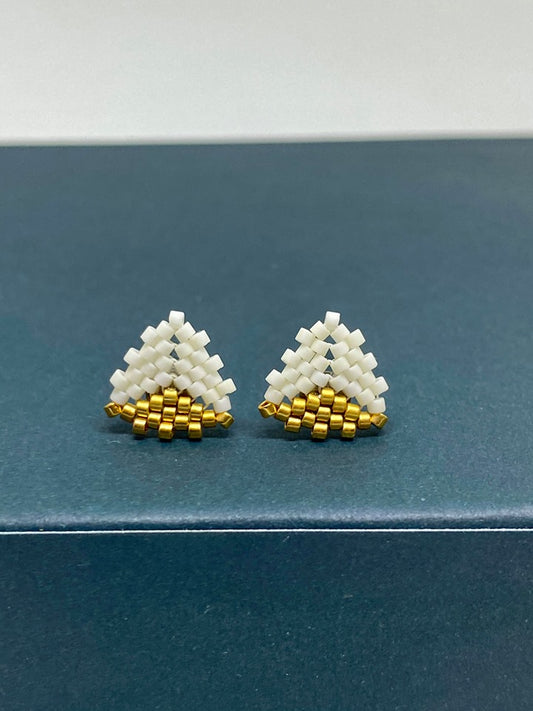 #234 Soft Triangle Creme ørestikker