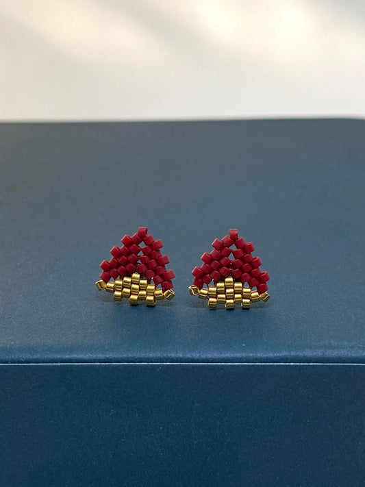 #239 Soft Triangle Mørkerød ørestikker