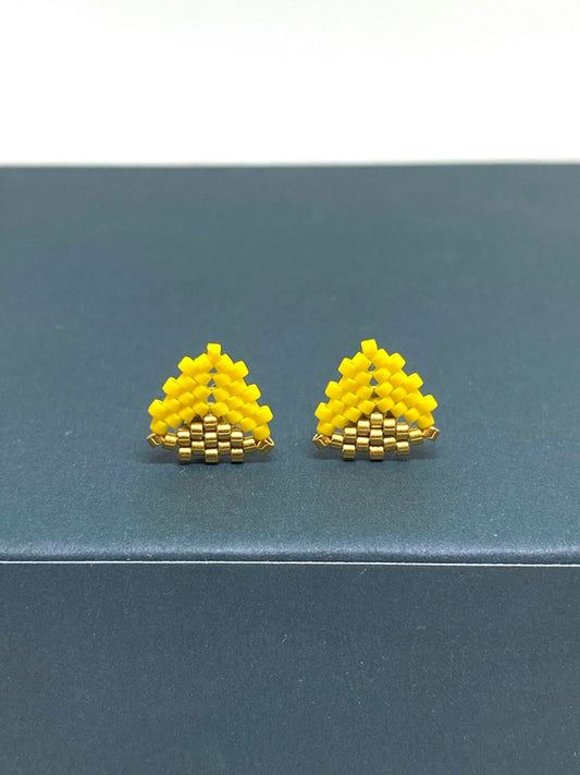 #235 Soft Triangle Gul ørestikker