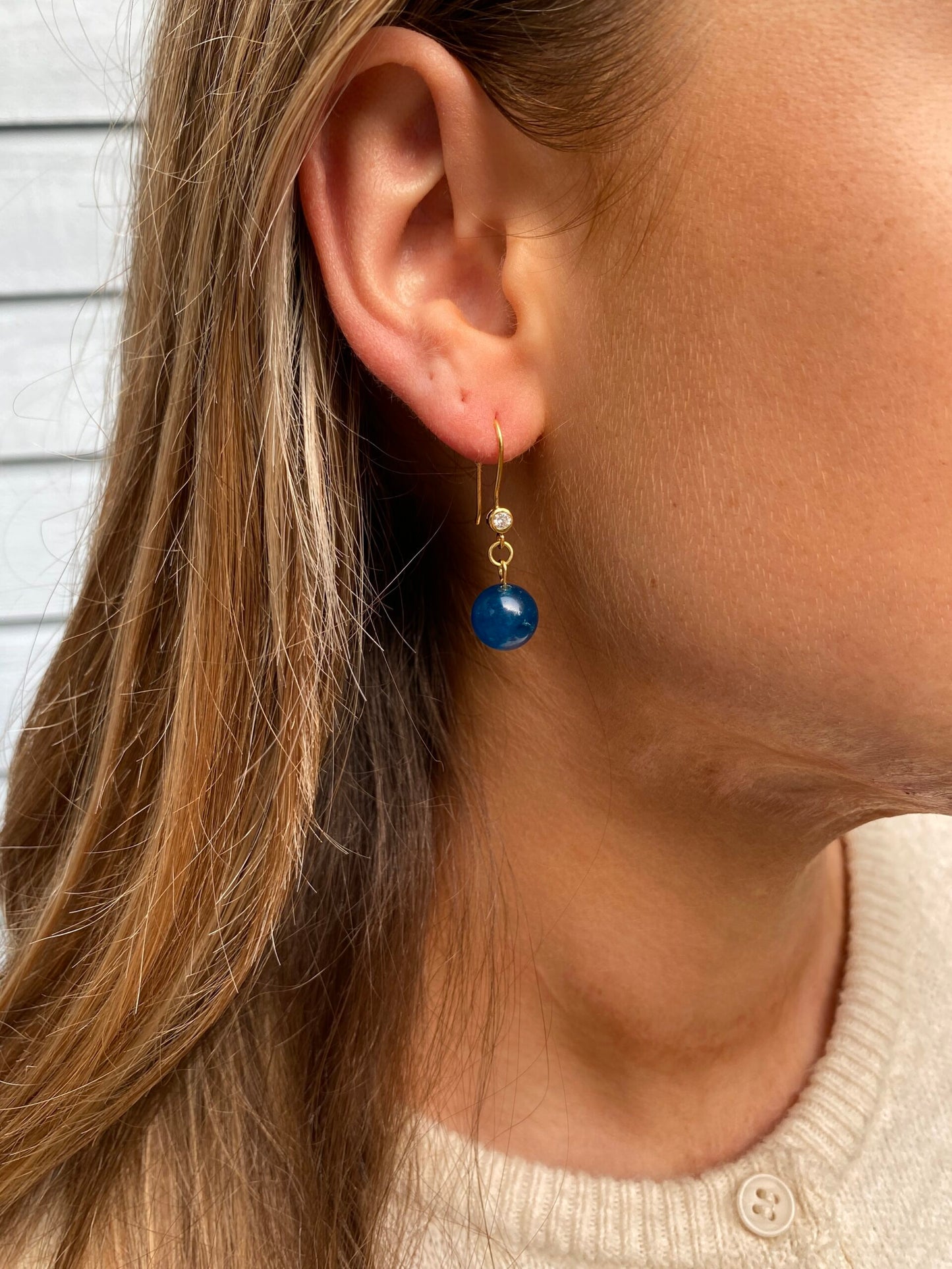 Pr. sæt øreringe med zirkon og blå jade