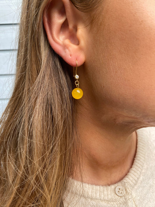 Pr. sæt øreringe med zirkon og gul jade