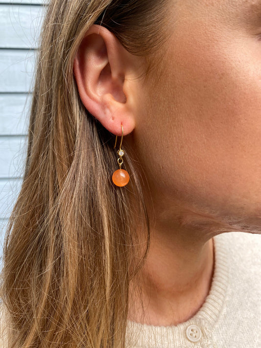 Pr. sæt øreringe med zirkon og orange jade