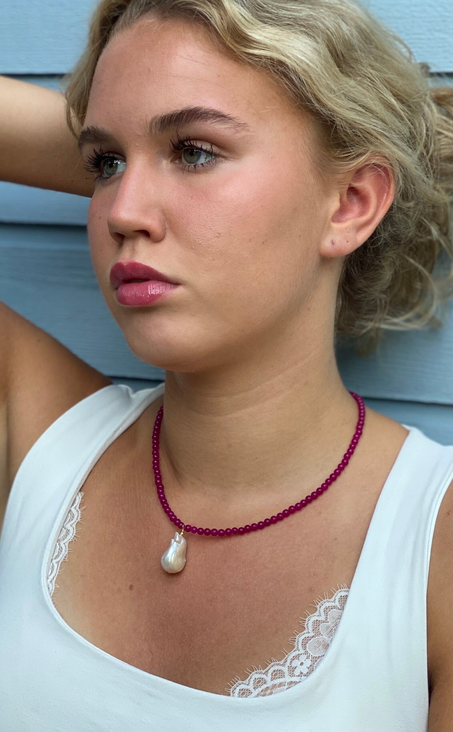 #340 Halskæde med varm rosa jade og ferskvsandsperle