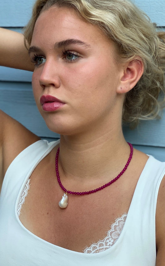 #340 Halskæde med varm rosa jade og ferskvsandsperle