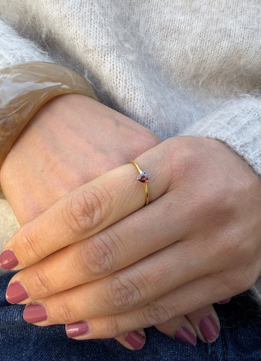 ADELE CPH DENMARK - Simple ring med mini mørkerød zinkon. Vandfast