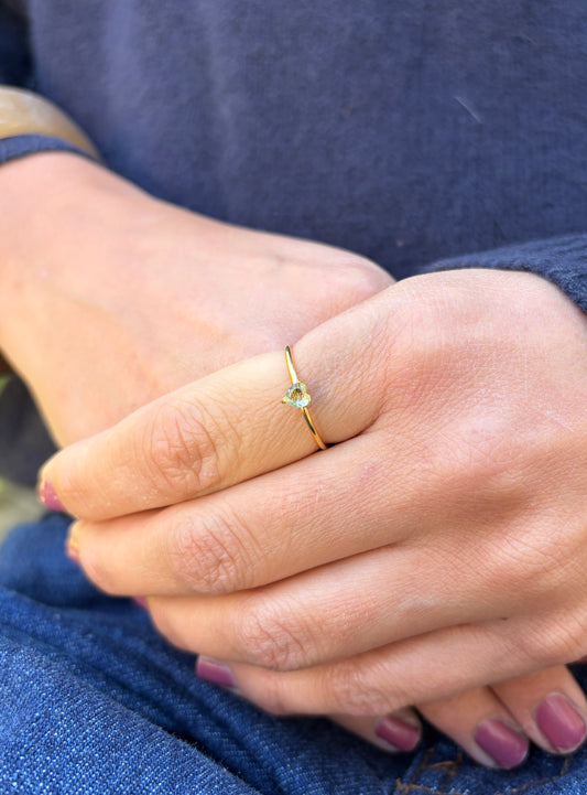 ADELE CPH DENMARK - Simple ring med mini lysgrøn zinkon. Vandfast