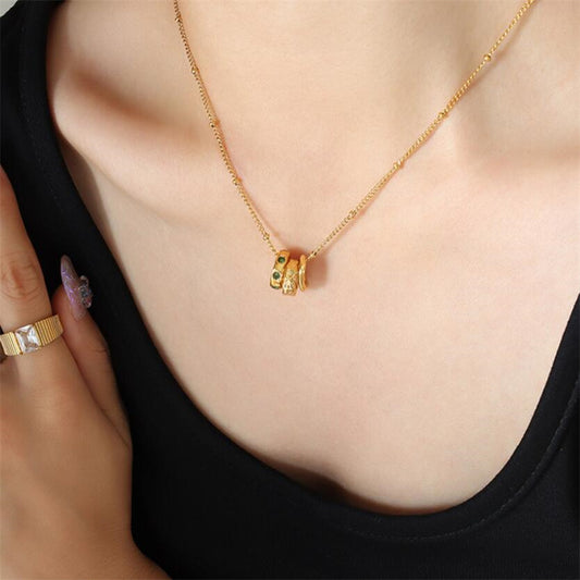 ADELE CPH DENMARK - Grøn farve zirkon tre ringe spænde halskæde. Vandfast